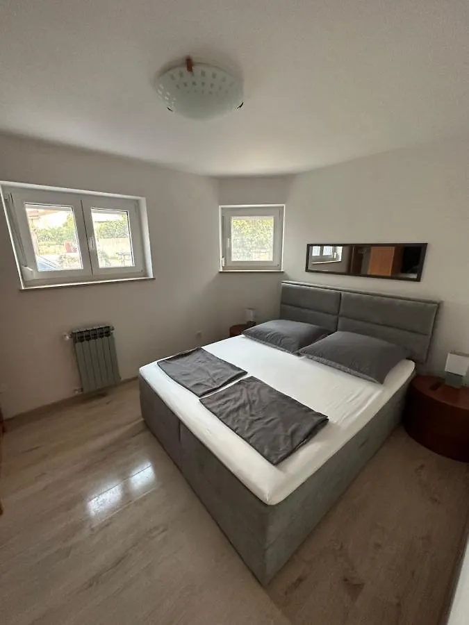 Apartment Stinjan Пула 0*,